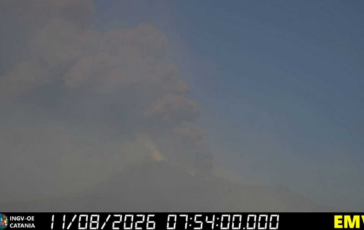 Etna in eruzione oggi ancora disagi allaeroporto di Catania voli in arrivo sospesi fino alle 19 364x230
