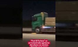 Fast Furious su unautostrada egiziana derubano un camion dal pick up in corsa 265x160