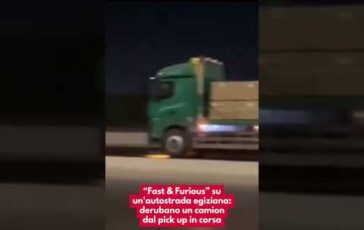 Fast Furious su unautostrada egiziana derubano un camion dal pick up in corsa 364x230