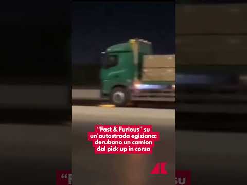 “Fast & Furious” su un'autostrada egiziana: derubano un camion dal pick up in corsa