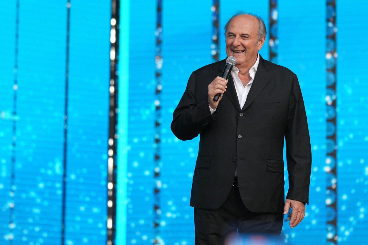 Gerry Scotti compie 70 anni, da 'L'accendiamo?' a 'Eh già' le frasi cult conduttore ﻿