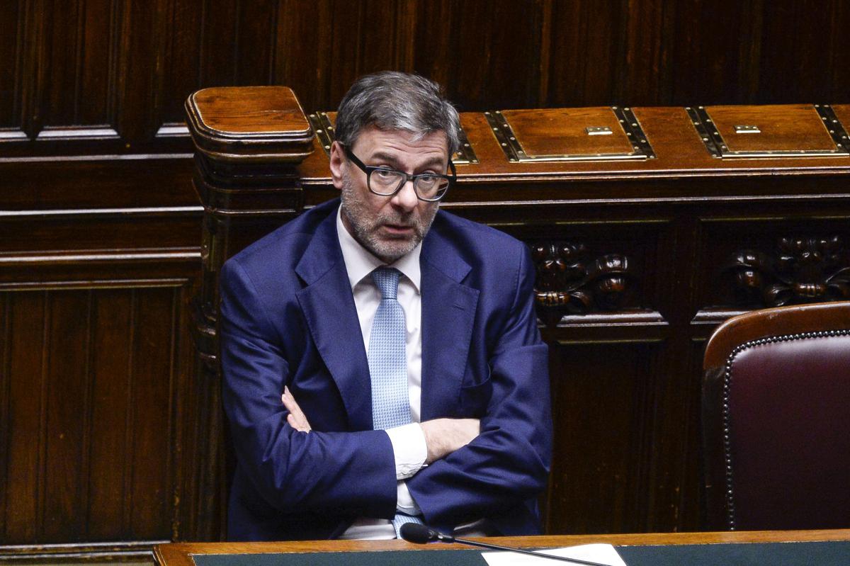 Giorgetti: "Chiederemo all'Ue il massimo per l'energia e lo 0,9% per la difesa"