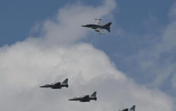 Grecia drone turco nei pressi di un aeroporto decollano F 16 364x230