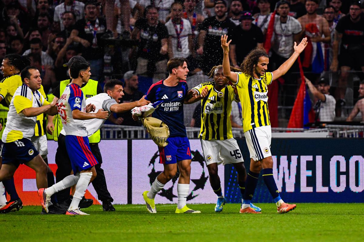 Guendouzi contro i tifosi del Lione: maxi rissa in Champions