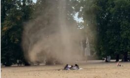 Il diavolo di sabbia attraversa un parco di Londra paura tra i presenti 265x160