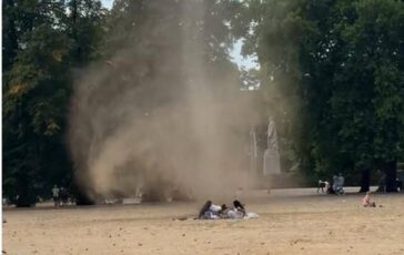 Il diavolo di sabbia attraversa un parco di Londra paura tra i presenti 364x230