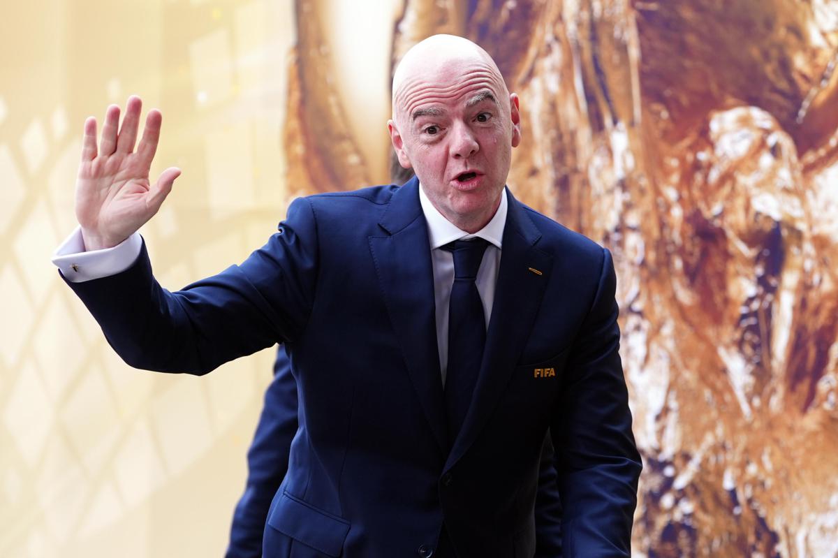 Infantino 'dribbla' le domande sul futuro con battuta al giornalista calvo: "Ci vediamo dal parrucchiere"