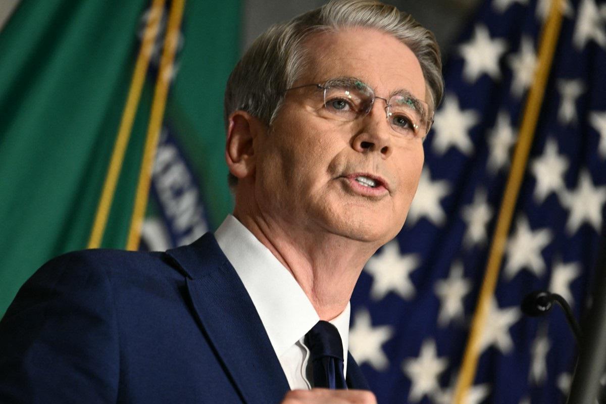 Iran, Bessent: "Fuori dal sistema del dollaro Usa chi ricicla denaro per conto di Teheran"