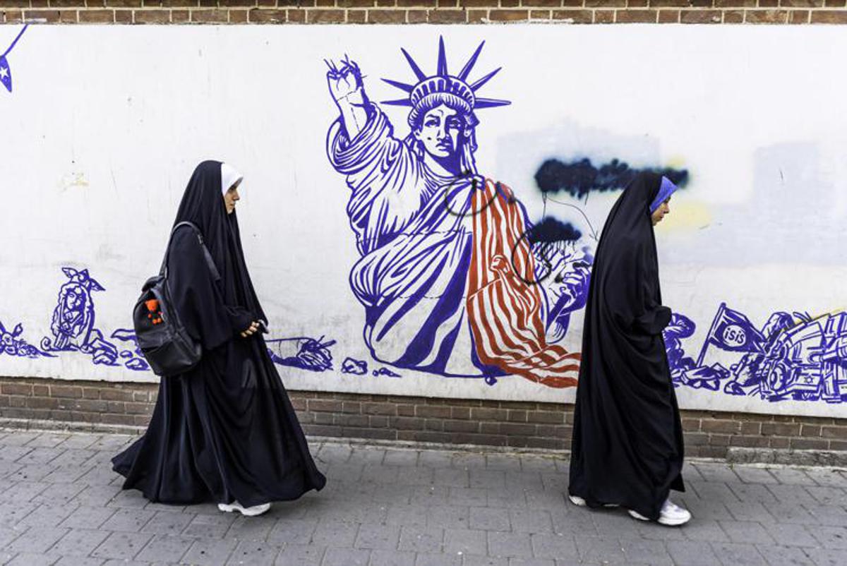 Iran, al via l'offensiva economica di Trump: sanzioni contro 60 organizzazioni, persone e navi