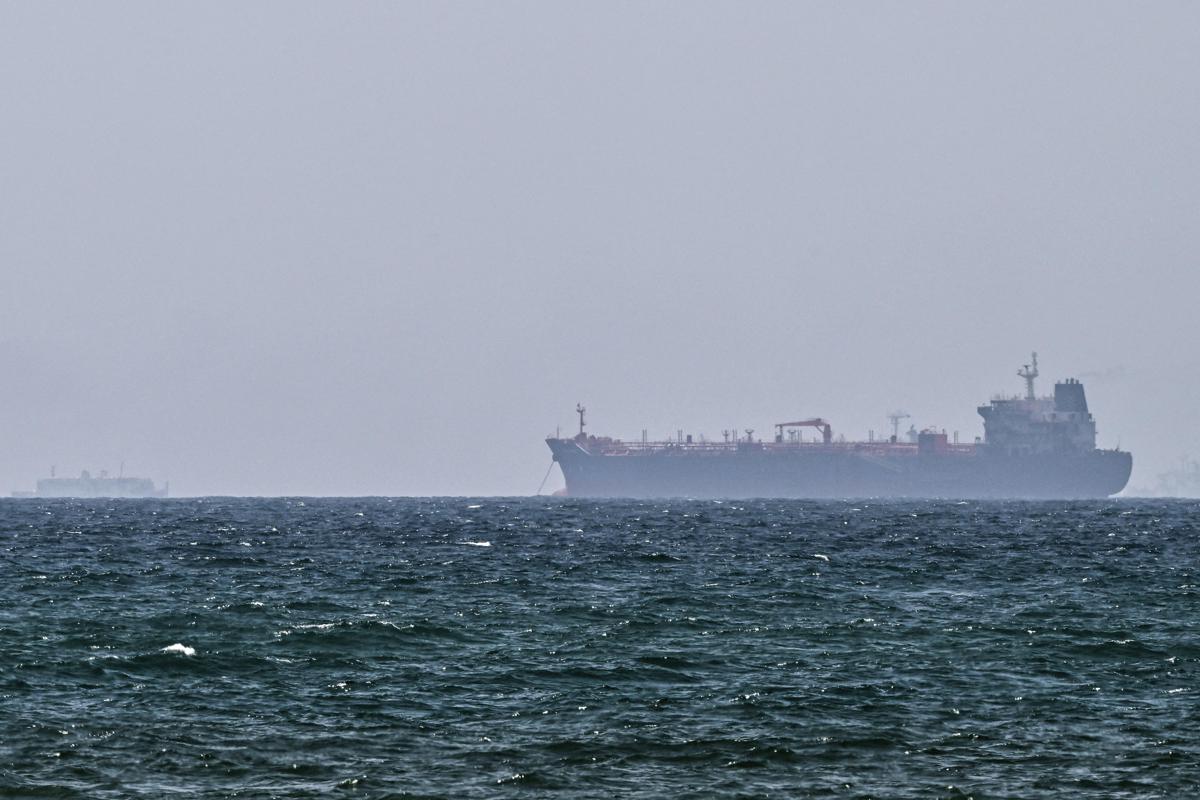 Iran, petroliera in fiamme al largo dell'Arabia Saudita: colpita da 'proiettile non identificato'