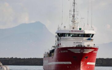 Life Support di Emergency salva 50 migranti Su barcone anche sette morti 364x230