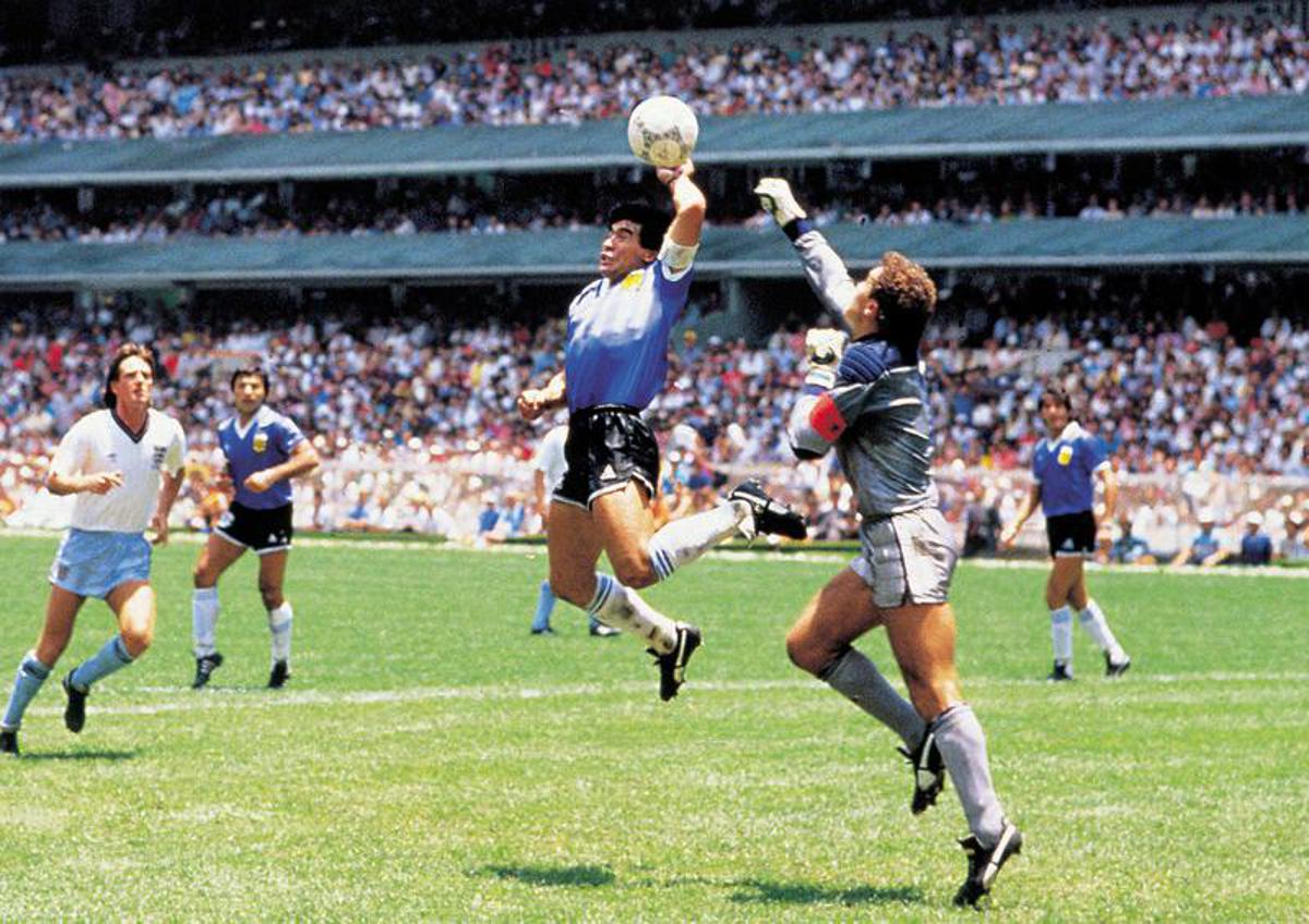 Maradona e il pallone de 'la mano de Dios', il cimelio venduto per 2,5 milioni