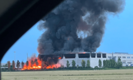 Maxi incendio a Finale Emilia in fiamme capannone industriale. LAusl Finestre chiuse e condizionatori spenti 265x160
