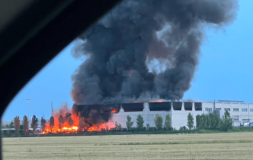 Maxi incendio a Finale Emilia in fiamme capannone industriale. LAusl Finestre chiuse e condizionatori spenti 364x230