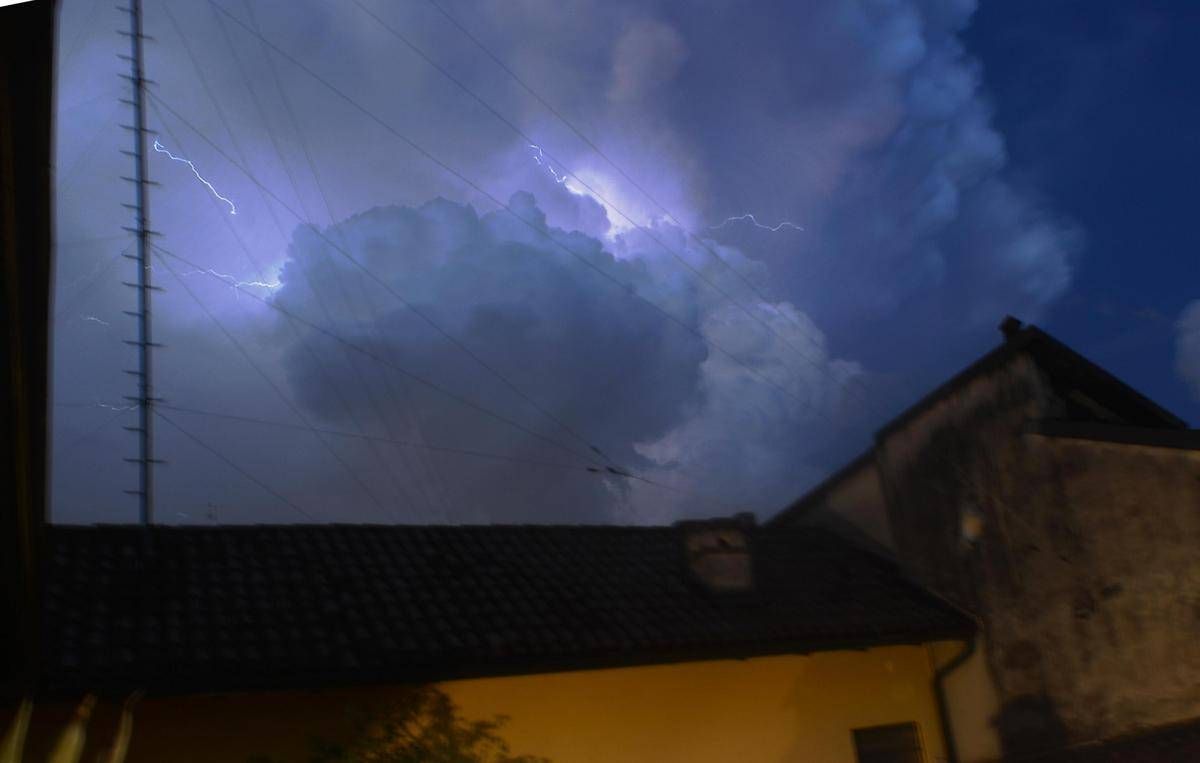 Meteo, Italia divisa a metà con temporali al Nord e caldo e sole al Sud: "Ma la fine dell'estate è ancora lontana"