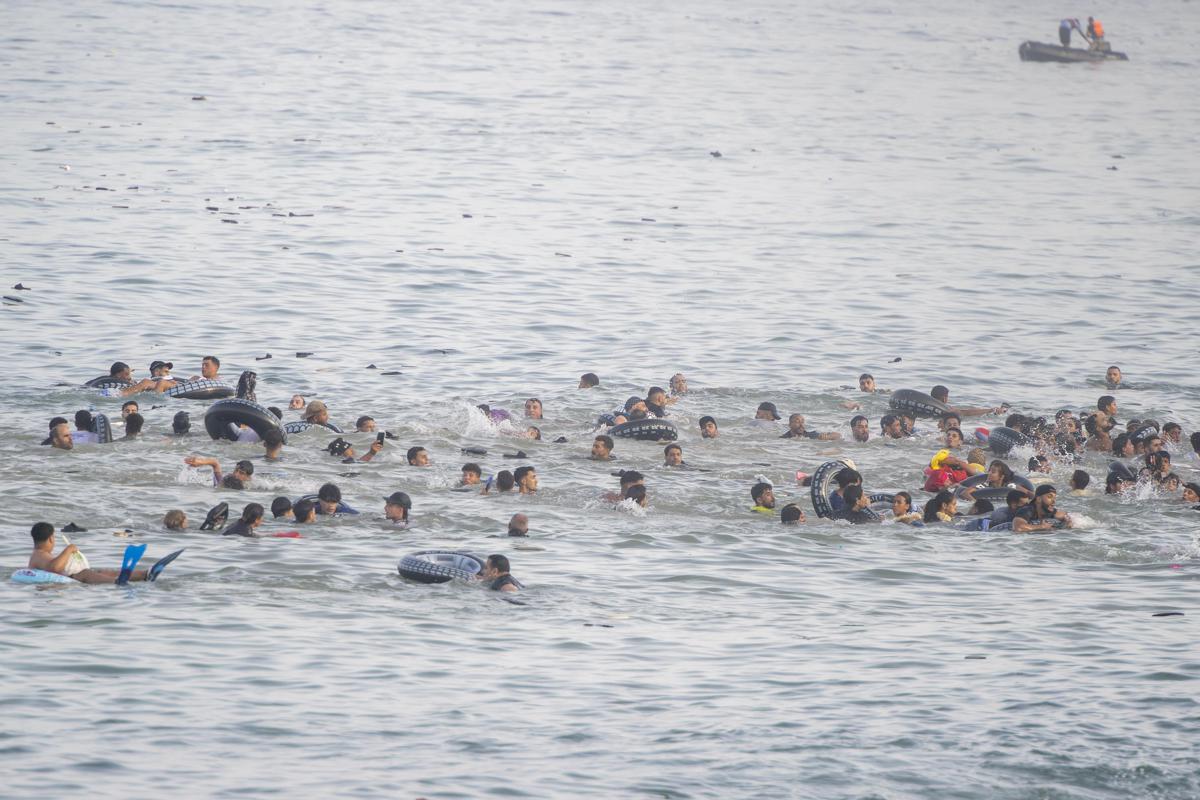 Migranti a Ceuta, Ue: "Solidali con la Spagna e cordoglio per le vittime"