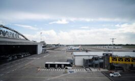 Milano mezzo urta muso di un aereo a Linate disagi gia rientrati 265x160