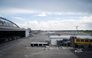Milano mezzo urta muso di un aereo a Linate disagi gia rientrati 364x230