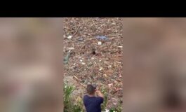 Nepal bambino sommerso tra i detriti le persone riprendono la scena invece di aiutarlo 265x160