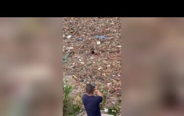 Nepal bambino sommerso tra i detriti le persone riprendono la scena invece di aiutarlo 364x230