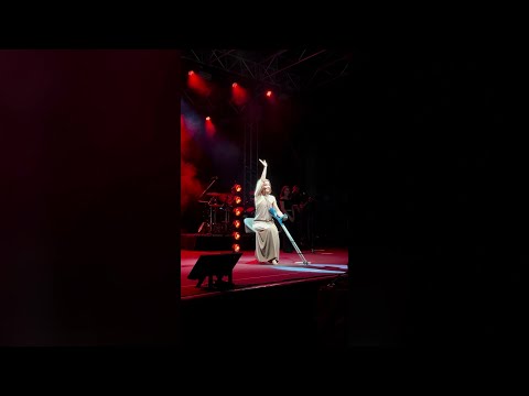 Noemi sul palco con le stampelle: "Mi è mancato cantare"