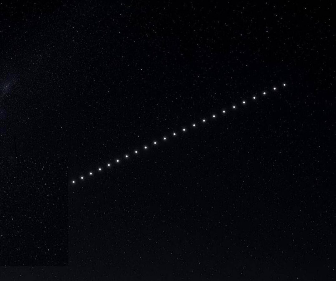 "Non è un aereo, non sono stelle", il 'treno di luci' in cielo: il mistero dell'8 agosto