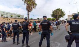Nuovi scontri a Ceuta tra migranti e polizia agenti sparano in aria per disperdere folla 265x160
