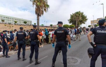 Nuovi scontri a Ceuta tra migranti e polizia agenti sparano in aria per disperdere folla 364x230