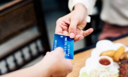 Paghi con la carta in vacanza 10 consigli per usarla riducendo rischi e costi 265x160