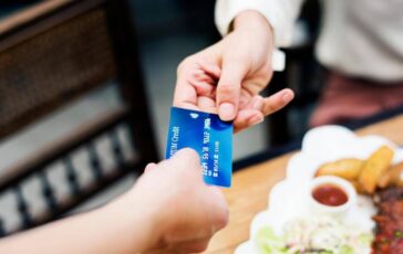 Paghi con la carta in vacanza 10 consigli per usarla riducendo rischi e costi 364x230