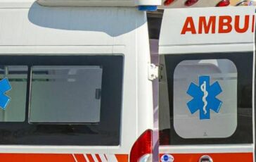 Palermo braccio fuori dal finestrino si incastra nella ringhiera del tram arto amputato 364x230