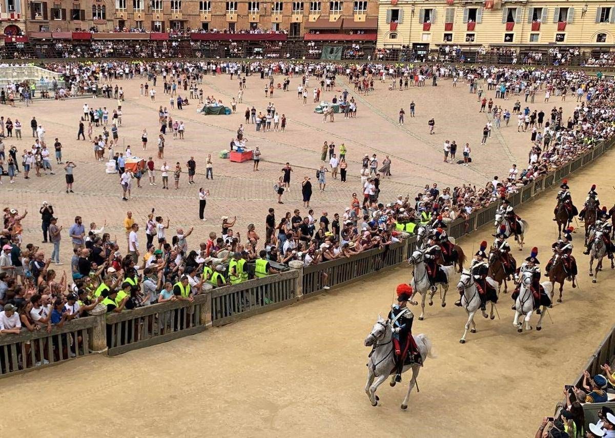 Palio Siena, il Nicchio torna a vincere dopo 28 anni: Tittia firma il cappotto personale