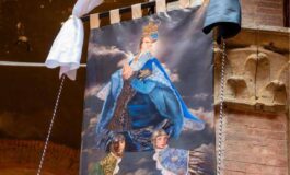 Palio di Siena 16 agosto il Drappellone fa discutere polemiche sul volto della Madonna androgina 265x160