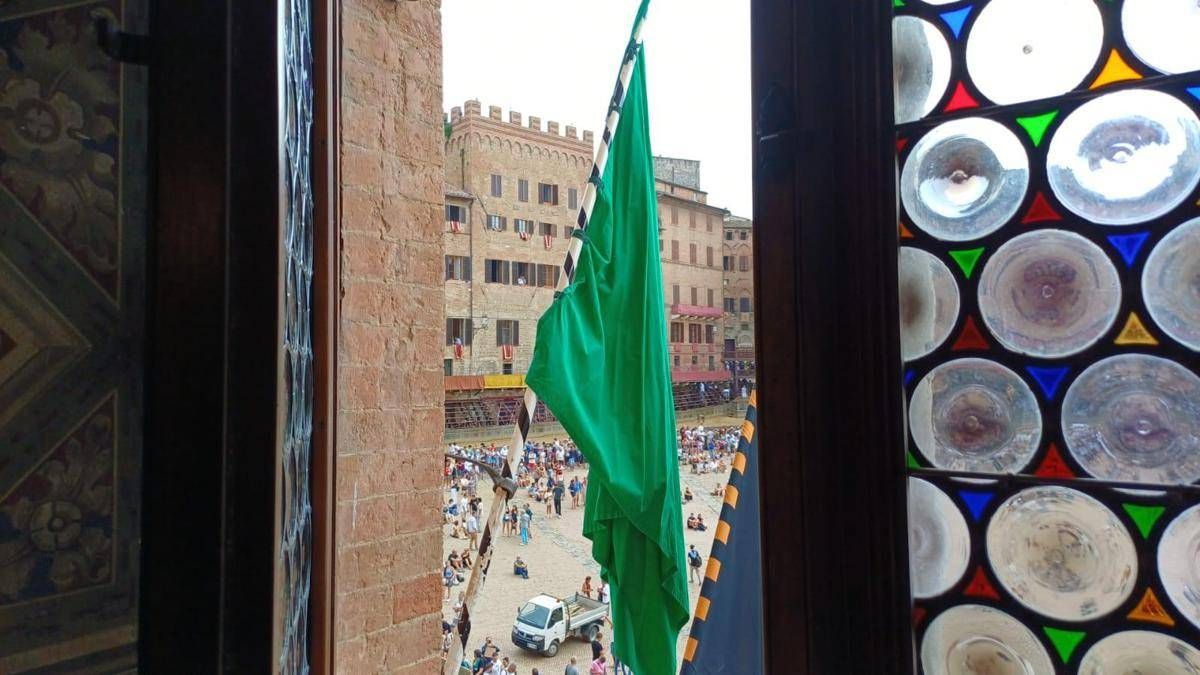 Palio di Siena, esposta bandiera verde: rinviato a domani per maltempo