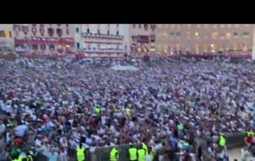 Palio di Siena grande festa per la vittoria del Nicchio con il fantino Tittia 364x230