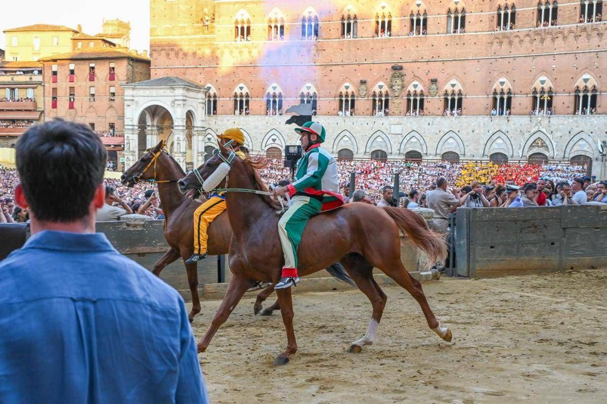 Palio di Siena, oggi si corre? Sole su Piazza del Campo