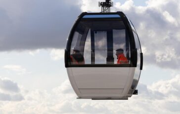 Paura in Francia cabina funivia urta una gru a Alpe dHuez 23 feriti 364x230