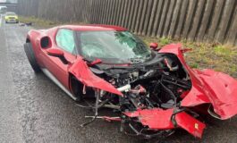 Perde il controllo sul bagnato e si schianta con la Ferrari da 300mila euro lui illeso lauto a pezzi 265x160