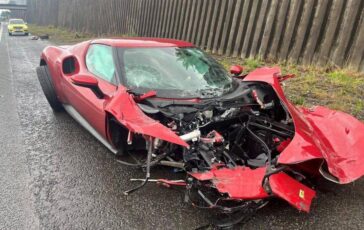 Perde il controllo sul bagnato e si schianta con la Ferrari da 300mila euro lui illeso lauto a pezzi 364x230