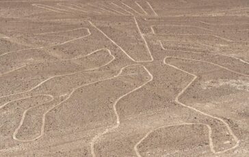Peru aereo con italiani a bordo sorvolava Linee di Nazca cosa sono 364x230