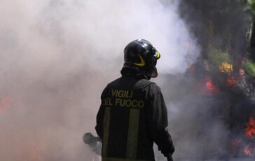 Roma incendio a Tor di Valle chiuso tratto della via del Mare verso Ostia. Deviazioni e lunghe code 364x230