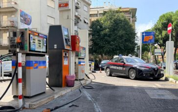Roma si cosparge di benzina e si da fuoco al distributore gravissimo un 33enne 364x230