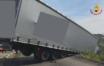 Scontro fra tir a Bari camion sospeso nel vuoto vivi per miracolo i due conducenti 364x230