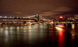 Si lancia nudo dal ponte di Brooklyn sopravvissuto a volo di 85 metri Guarda 265x160