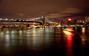Si lancia nudo dal ponte di Brooklyn sopravvissuto a volo di 85 metri Guarda 364x230