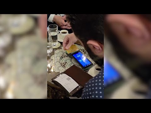 Siria, perché il presidente ha pagato un caffè con la carta Visa