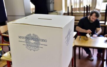 Sondaggio politico Fratelli dItalia stabile e Pd cala. Vannacci sale ancora 364x230