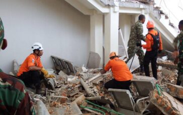 Terremoto in Indonesia sisma di magnitudo 77 a largo isola di Flores almeno 20 morti 364x230