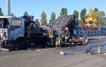 Tir in fiamme sulla Tangenziale ovest di Milano allaltezza di Rozzano carreggiata chiusa 364x230