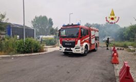 Triplo incendio a Roma chiusa la Pontina alla Magliana evacuata una palazzina 265x160
